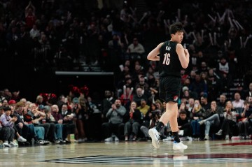 开云体育官网-【菜鸟】杨瀚森6分4板1帽+损失2000刀 克尼佩尔失准13分&amp;三分6中1